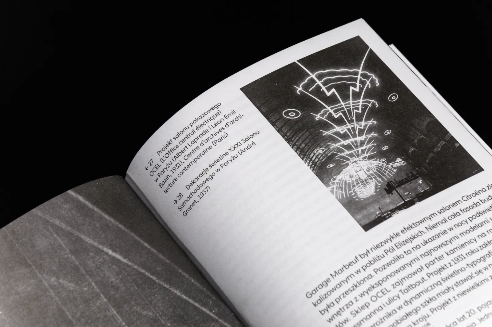 Zbliżenie na wnętrze książki z ilustracją i podpisem