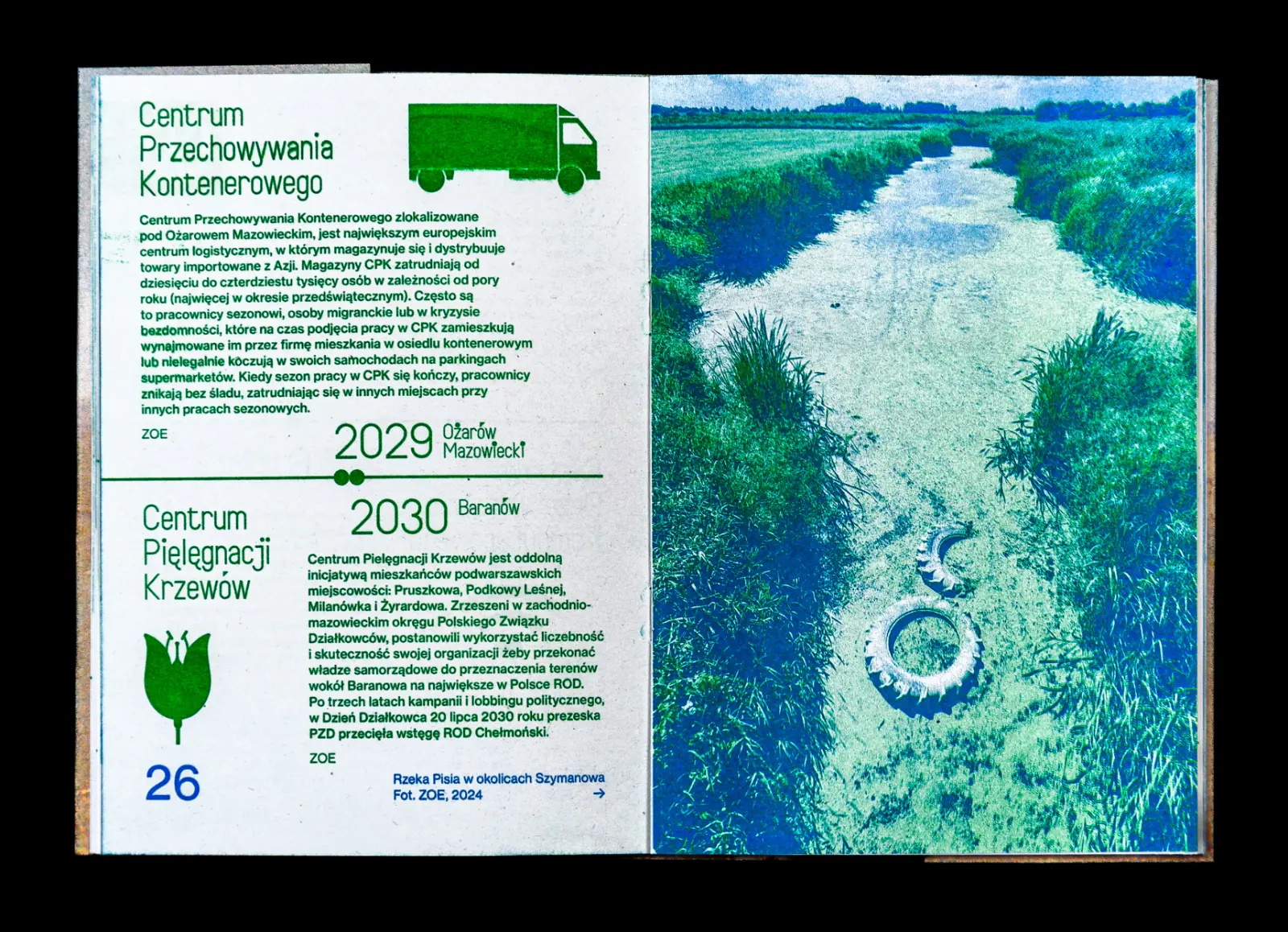 Rozkładówka zeszytu przedstawiającą po lewej stronie tekst, po prawej zdjęcie rzeki, w której unoszą się opony samochodowe.