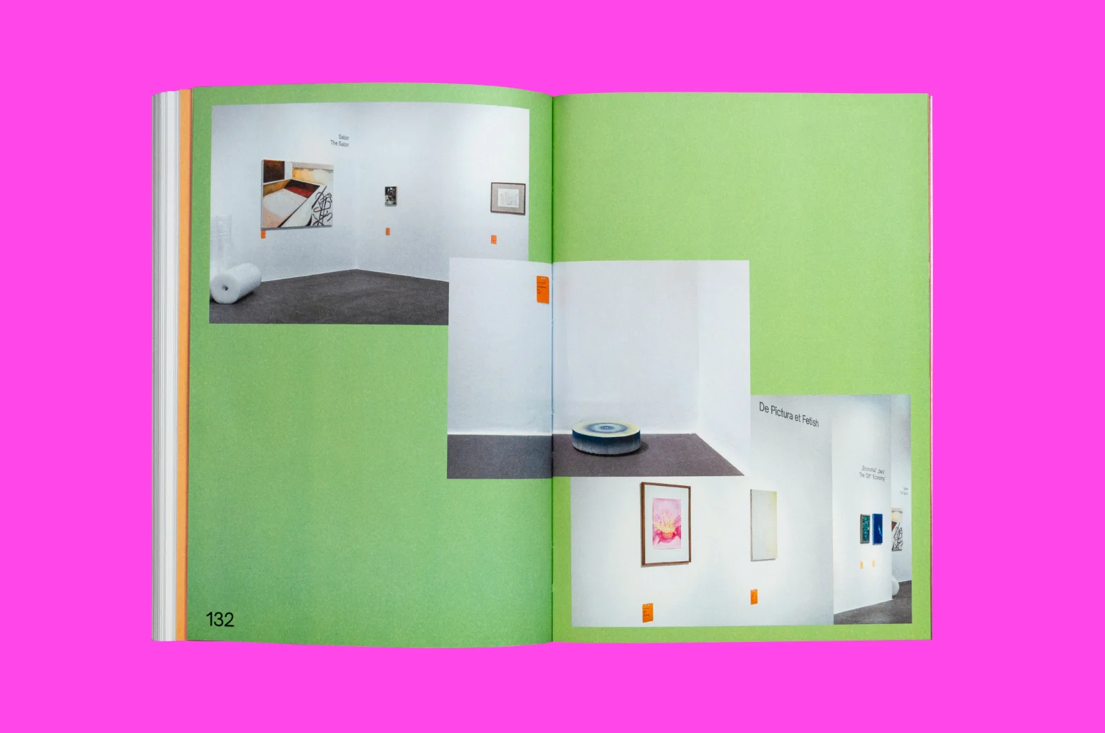 Rozkładówka katalogu na purpurowym tle, przedstawiająca zdjęcia obrazów na ścianach galerii.