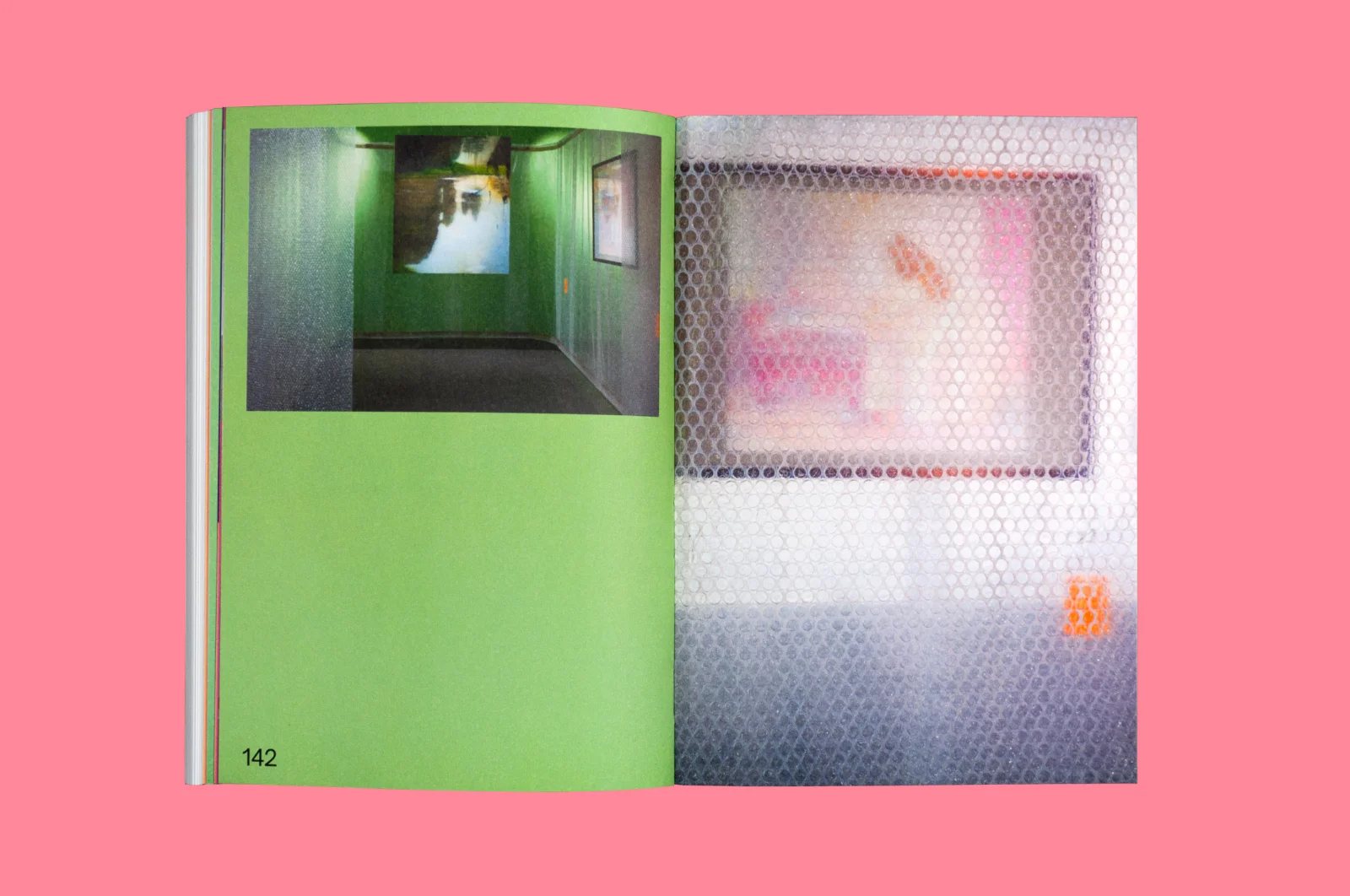 Rozkładówka książki na różowym tle; prawa strona pokazuje detal dzieła sztuki przesłoniętego teksturą folii bąbelkowej.