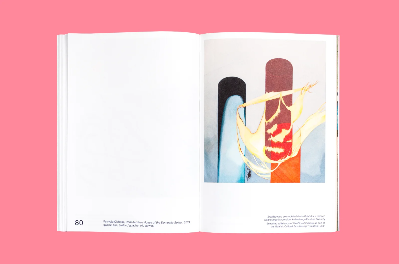 Rozkładówka książki z pracą Patrycji Cichosz „Dom Kątnika”, z wysokimi pionowymi kształtami i żółtą formą przypominającą pajęczynę.