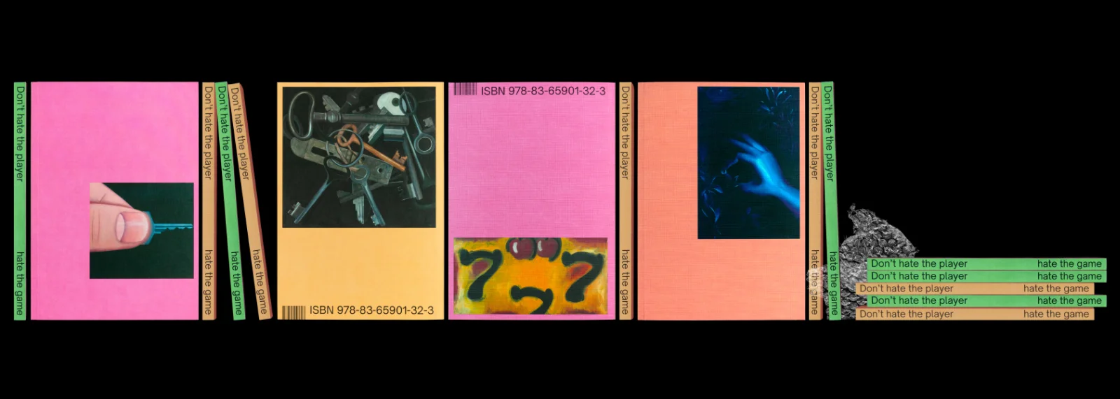 Szeroka kompozycja graficzna przedstawiająca kolorowe grzbiety i okładki książek z motywami kluczy, dłoni w niebieskim świetle i kodów ISBN.