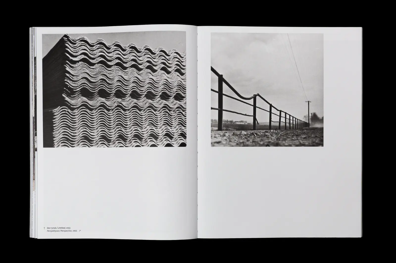 Rozkładówka książki z dwoma fotografiami. Po lewej stronie stos płyt dachowywch, po prawej most.