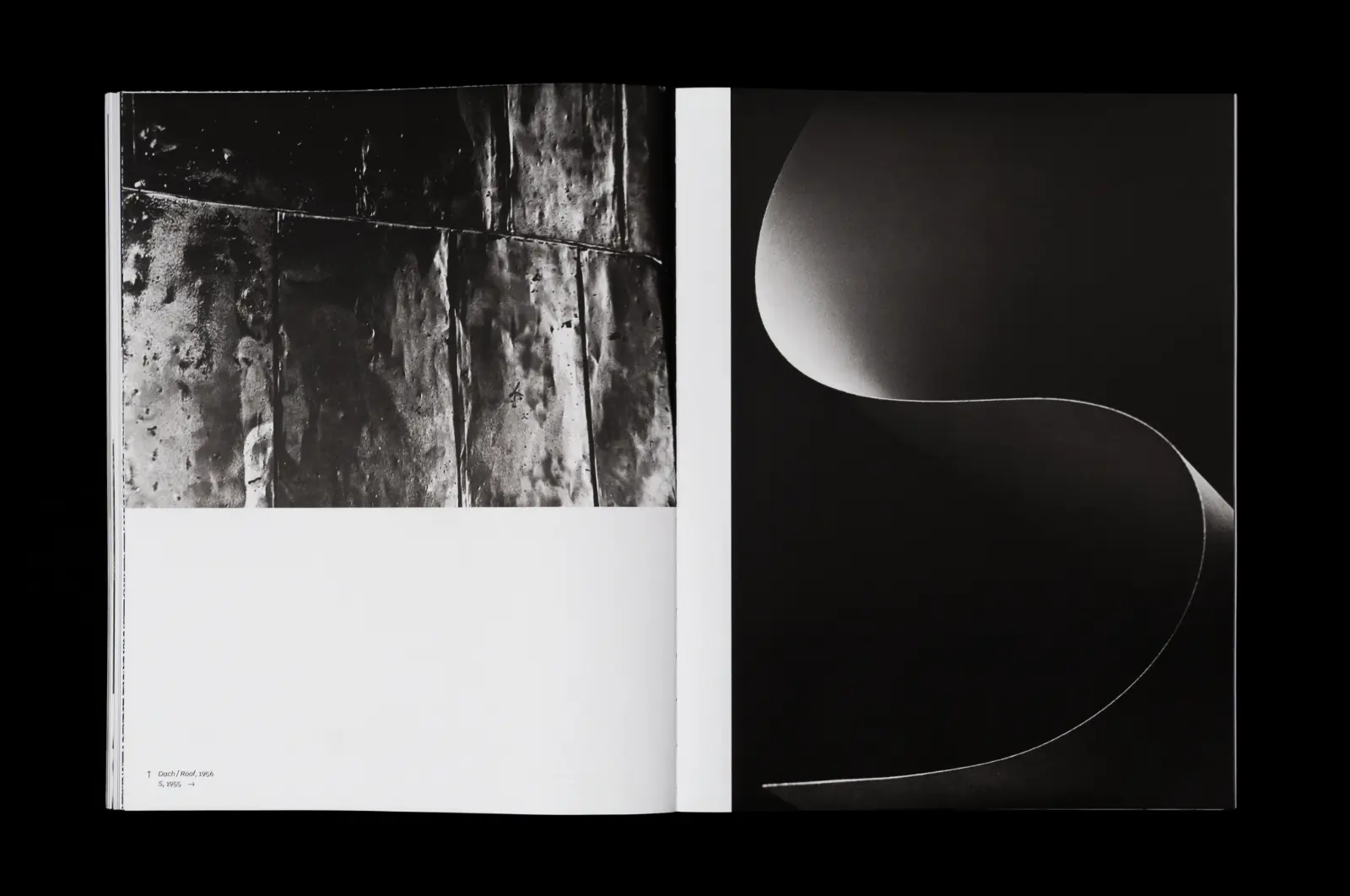 Rozkładówka książki z dwoma fotografiami faktur matalowych powierzchni.