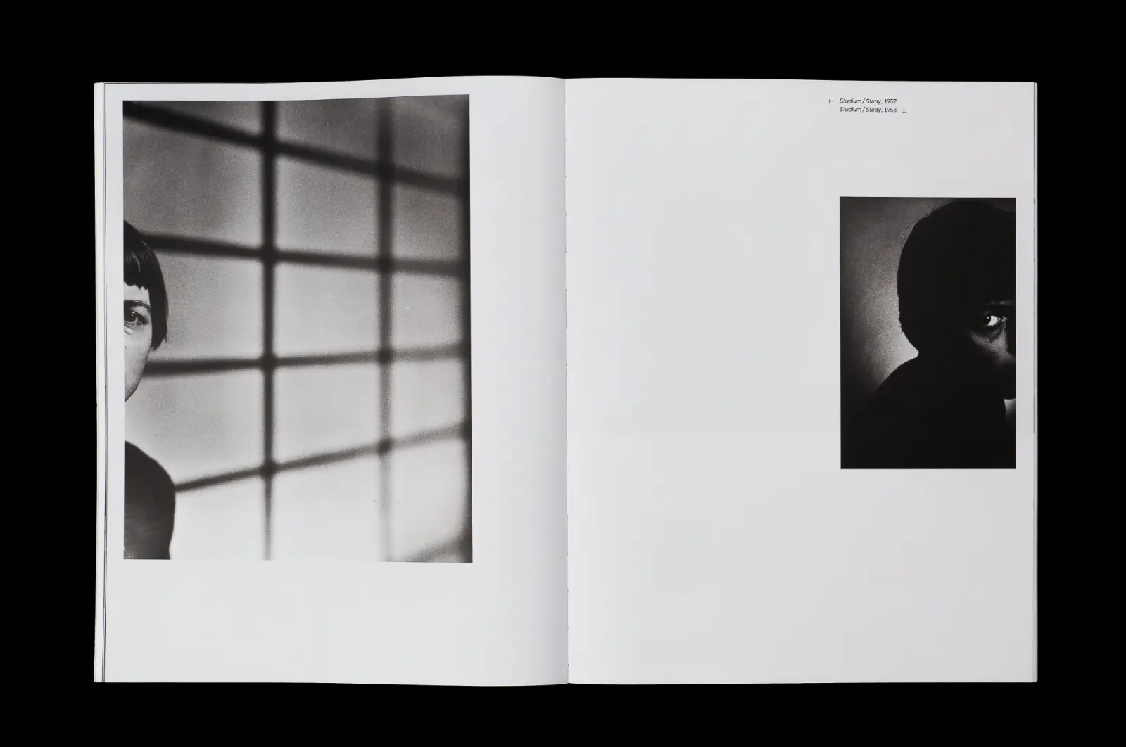 Rozkładówka książki z portretem kobety na każdej stronie.