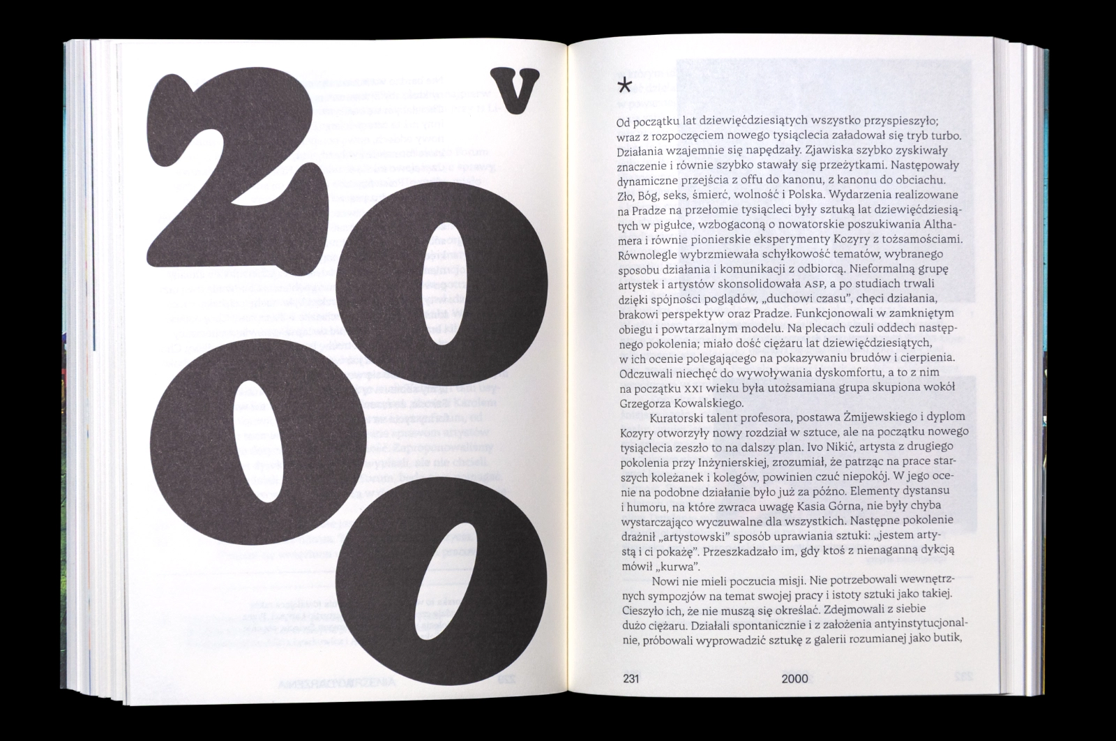 Rozkładówka z tytułem rozdziału V „2000” złożonym dużymi, miękkimi cyframi