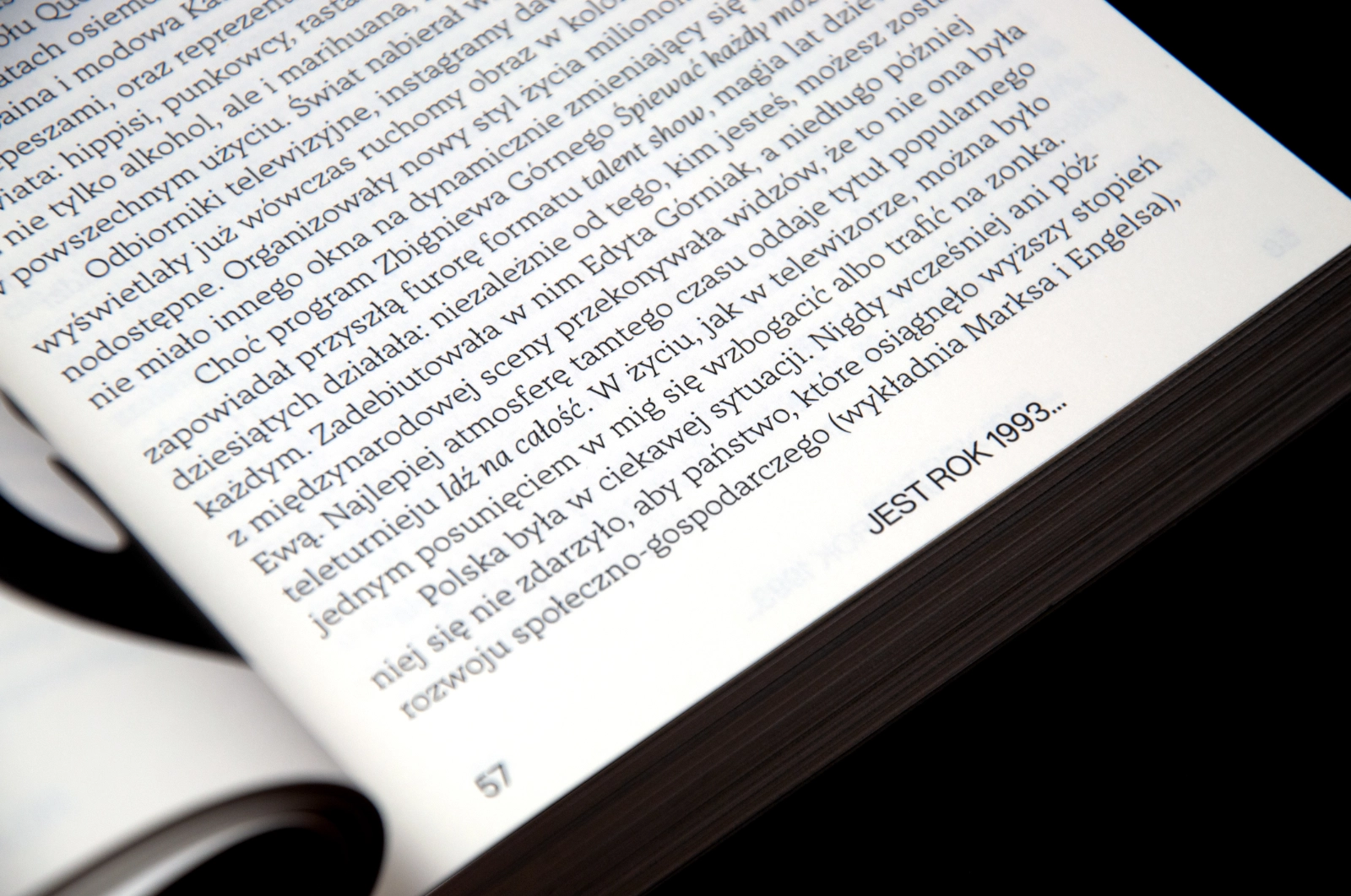 Zbliżenie strony z tekstem i żywą paginą „Jest rok 1993…”