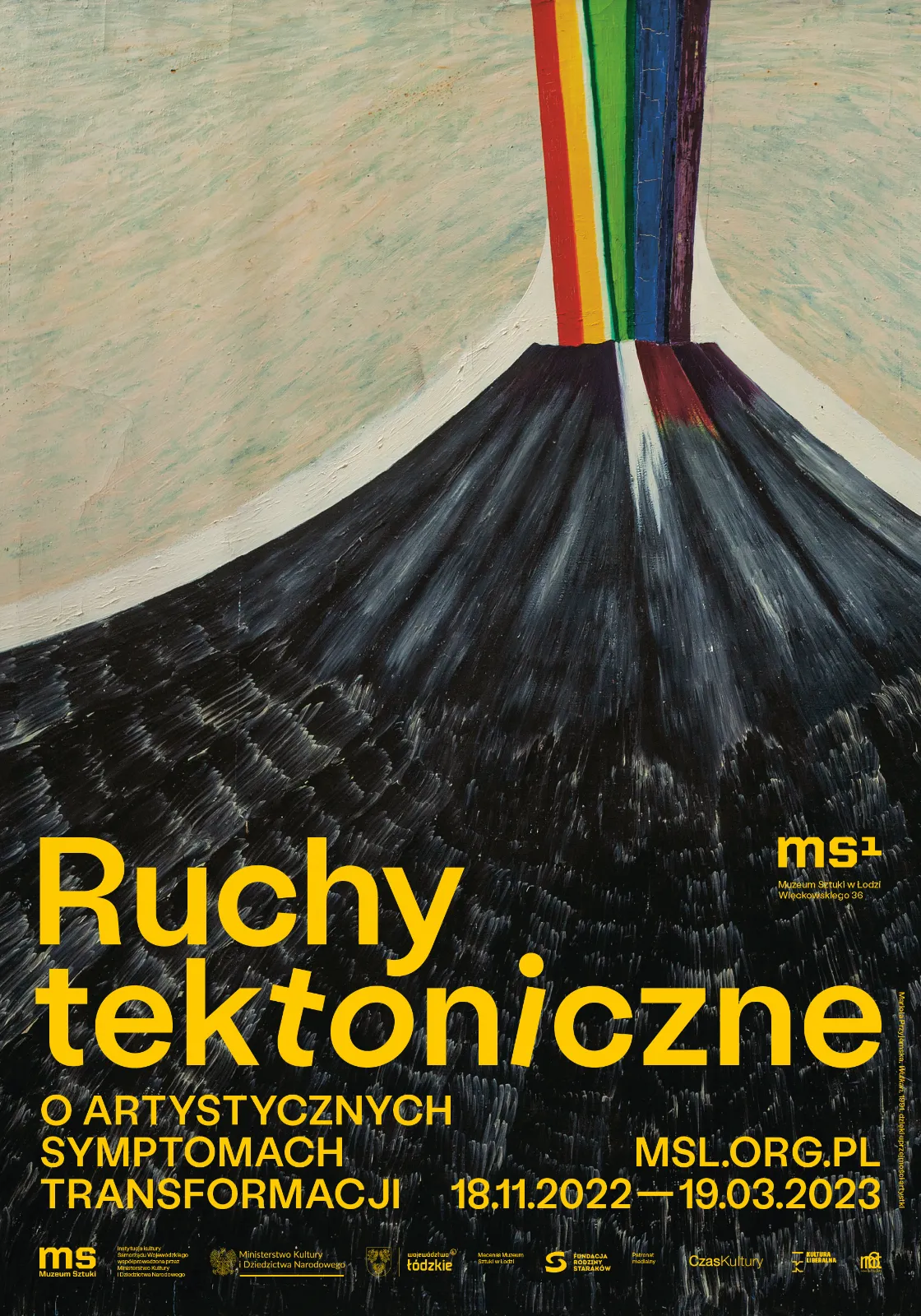 Plakat wystawy „Ruchy tektoniczne”. Ilustracja przedstawia czarny, wulkaniczny stożek, z którego szczytu wystrzeliwuje pionowy słup w kolorach tęczy. Na dole duży, żółty napis z tytułem i datami trwania ekspozycji.