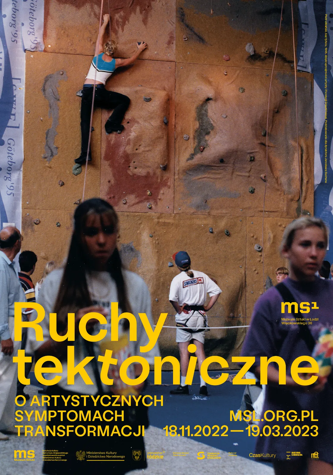 Kolorowy plakat wykorzystujący zdjęcie przedstawiające osobę wspinającą się po sztucznej ściance wspinaczkowej. Tytuł wystawy naniesiony żółtą czcionką.