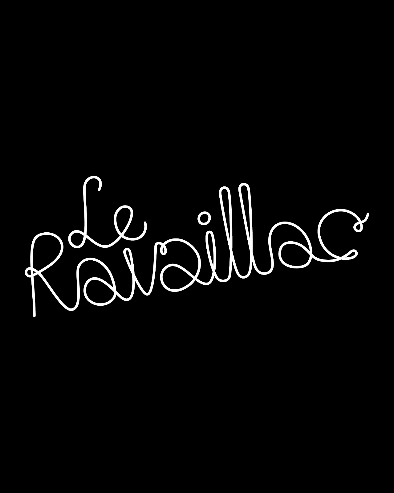 Biały, dekoracyjny napis „Le Ravaillac” na czarnym tle.