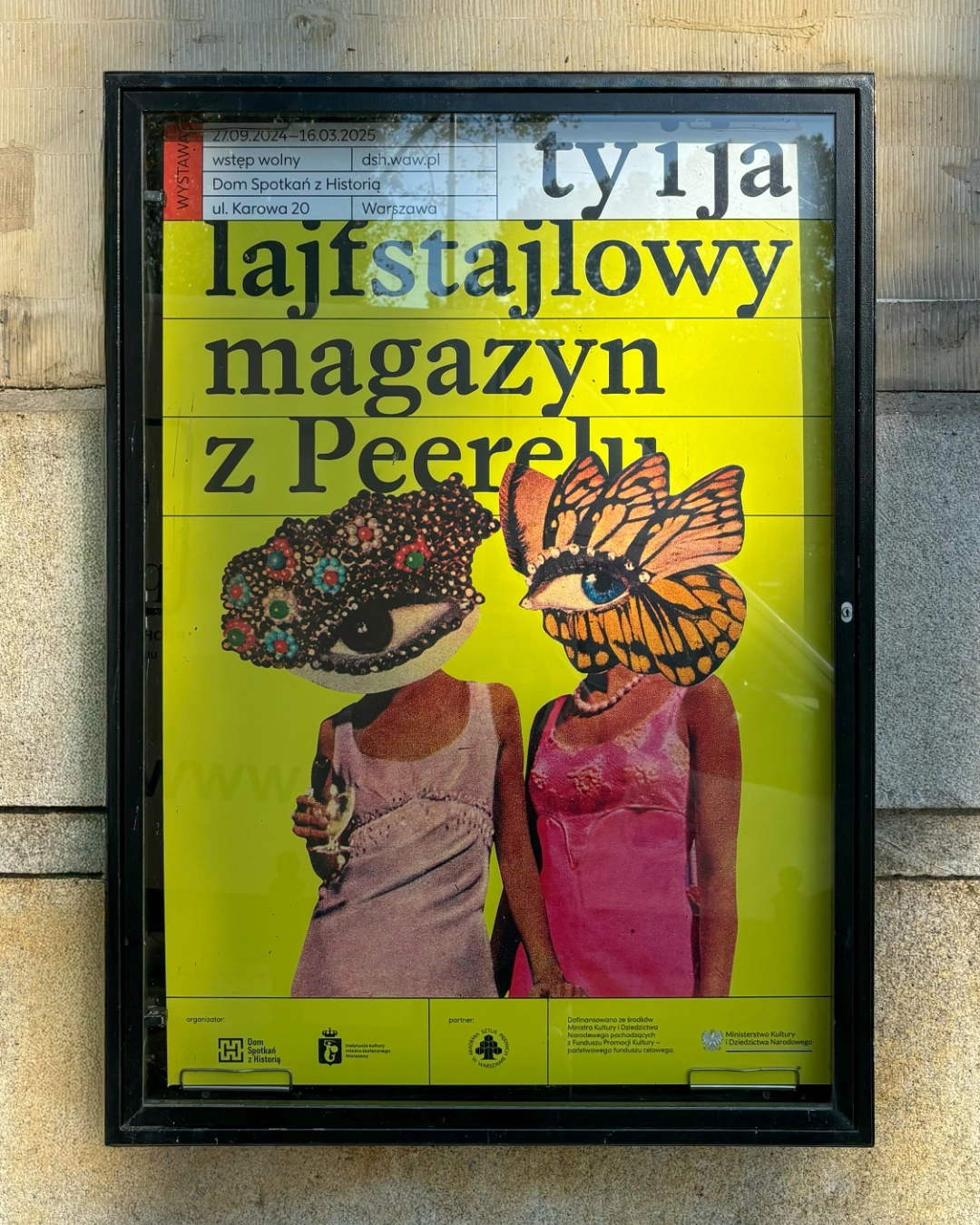 Plakat wystawy w miejskiej gablocie: czarny szeryfowy napis „Ty i Ja. Lajfstajlowy magazyn z Peerelu” na jaskrawożółtym tle, pod nim kolaż z dwiema kobietami w sukienkach z lat 60., których głowy zastąpiono okiem w klejnotach i okiem ze skrzydeł motyla.