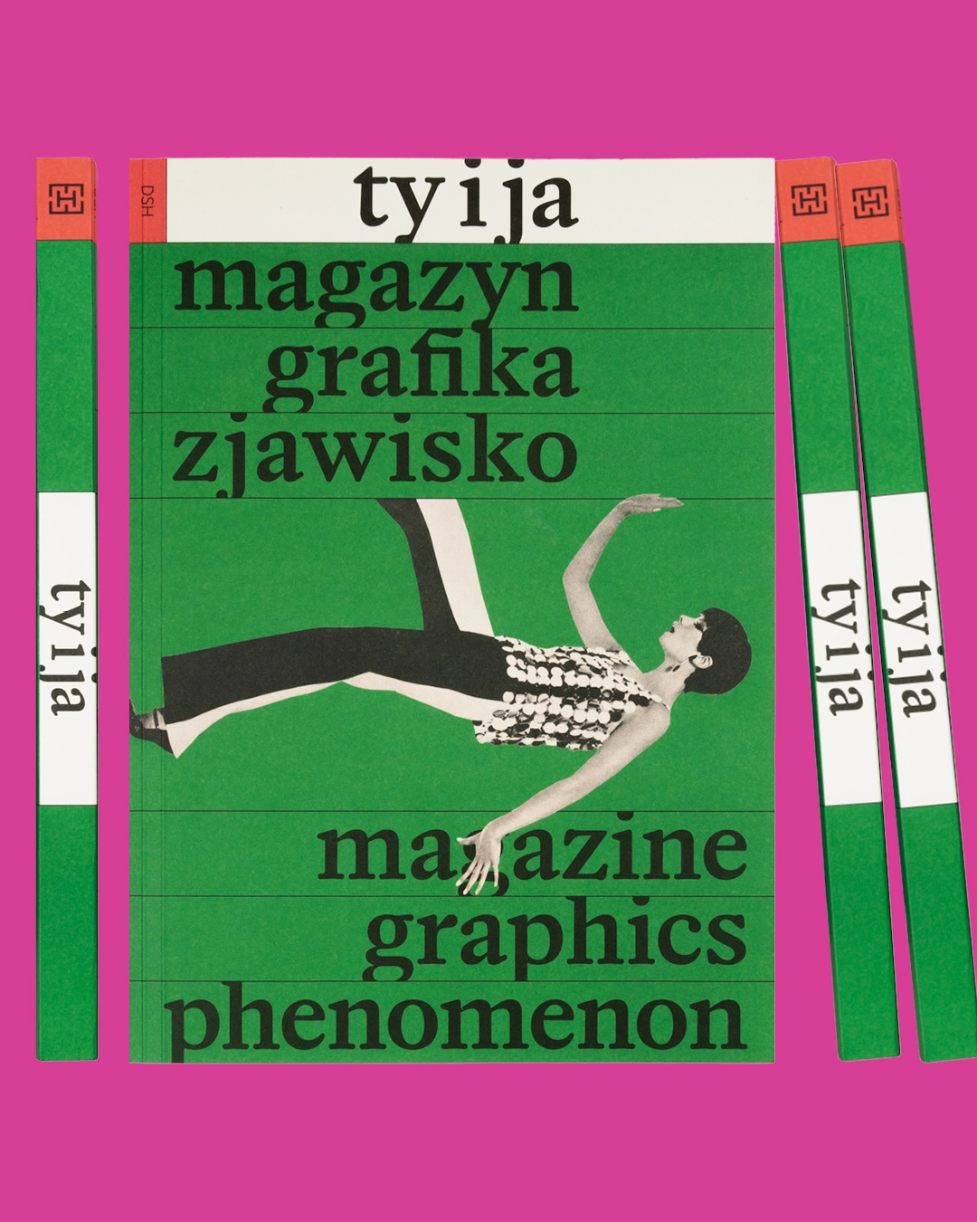 Przednia okładka katalogu między trzema grzbietami na różowym tle. Zielona okładka z tytułem „Ty i Ja” na białym pasie, słowami „magazyn, grafika, zjawisko / magazine, graphics, phenomenon” i wyciętym zdjęciem kobiety w cekinowej bluzce i spodniach dzwonach, ułożonej po skosie.