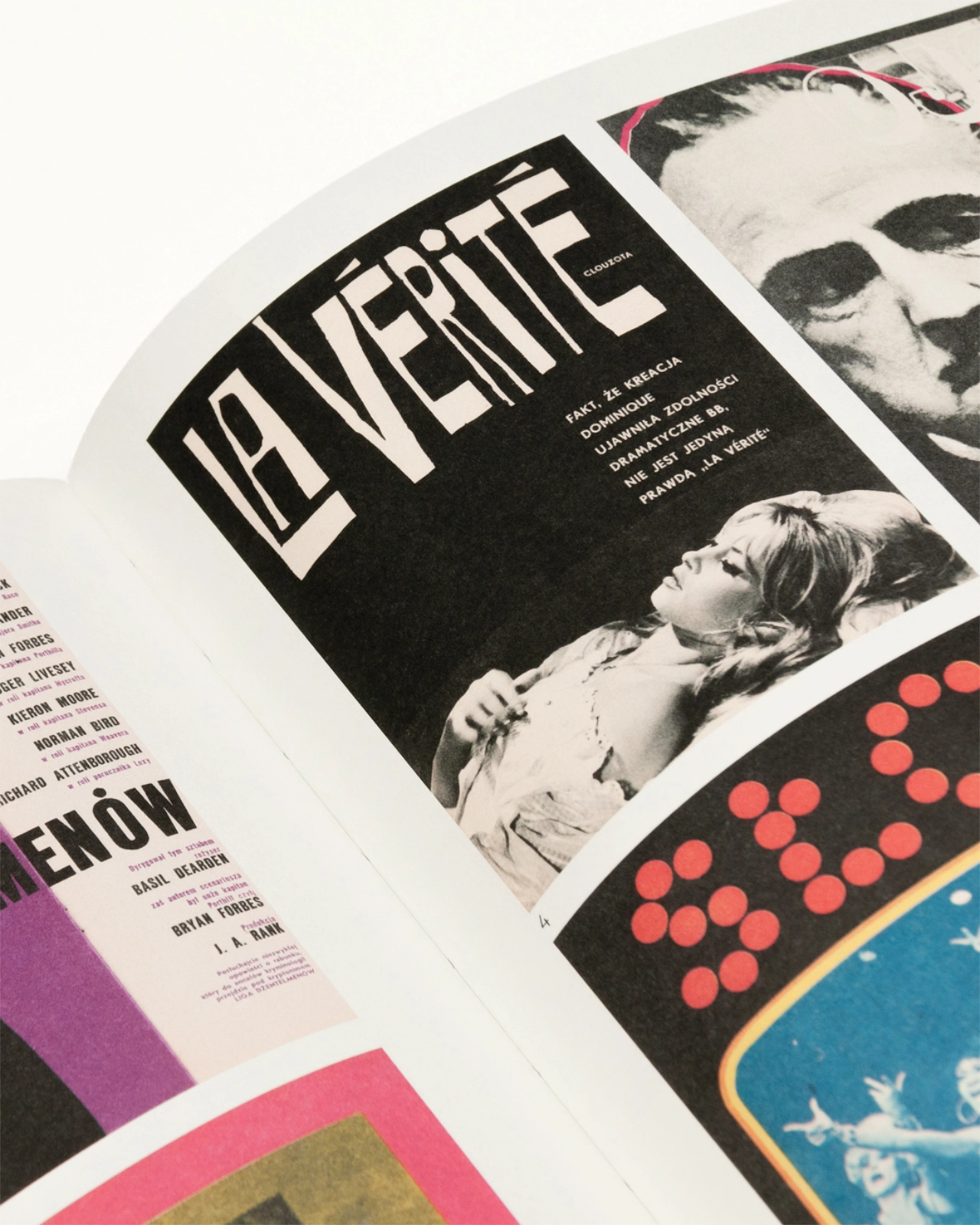 Zbliżenie otwartego katalogu z reprodukcjami plakatów filmowych, m.in. „La Vérité” z Brigitte Bardot, oraz czerwonym napisem z kropek na czarnym tle.