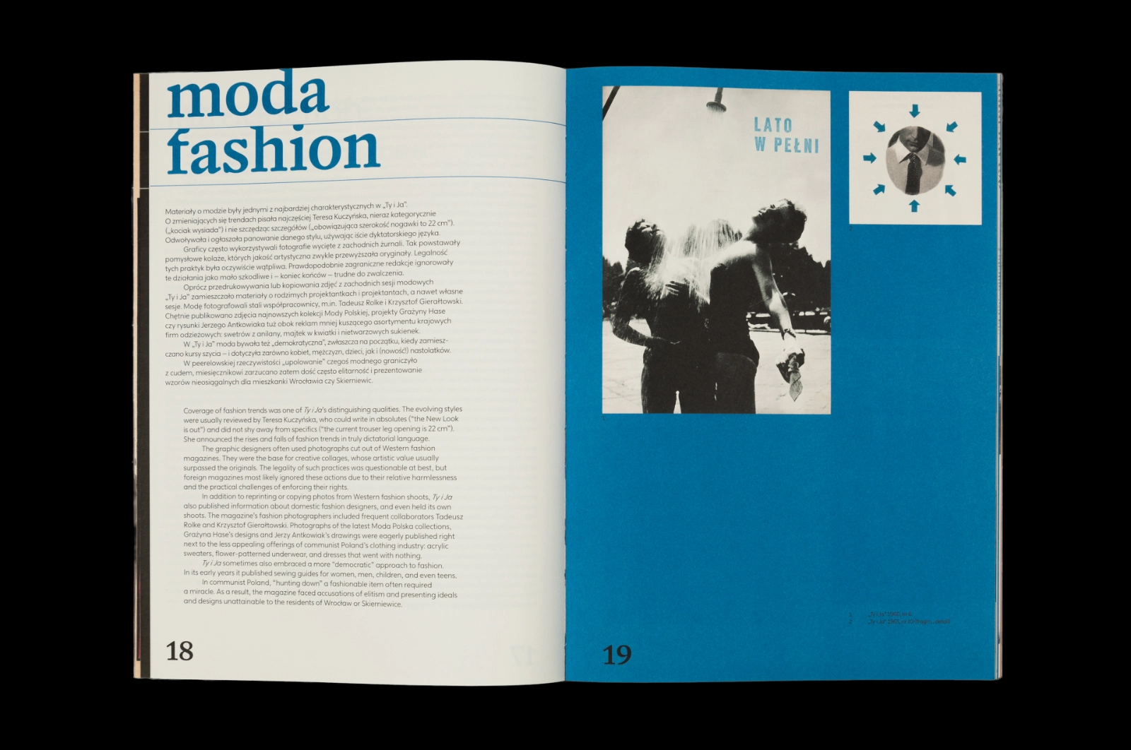 Rozkładówka katalogu „moda / fashion”, strony 18–19: dwujęzyczny tekst na białej stronie z niebieskim tytułem, naprzeciw niebieska strona z czarno-białym zdjęciem pary pod prysznicem i małą ilustracją krawata.