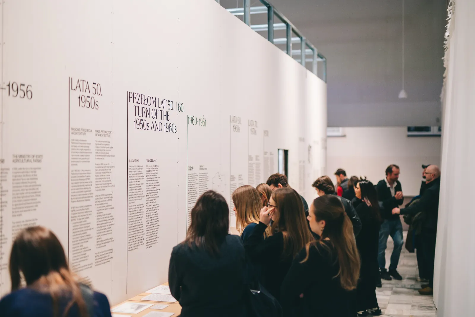 Widok wystawy ze zwiedzającymi.
