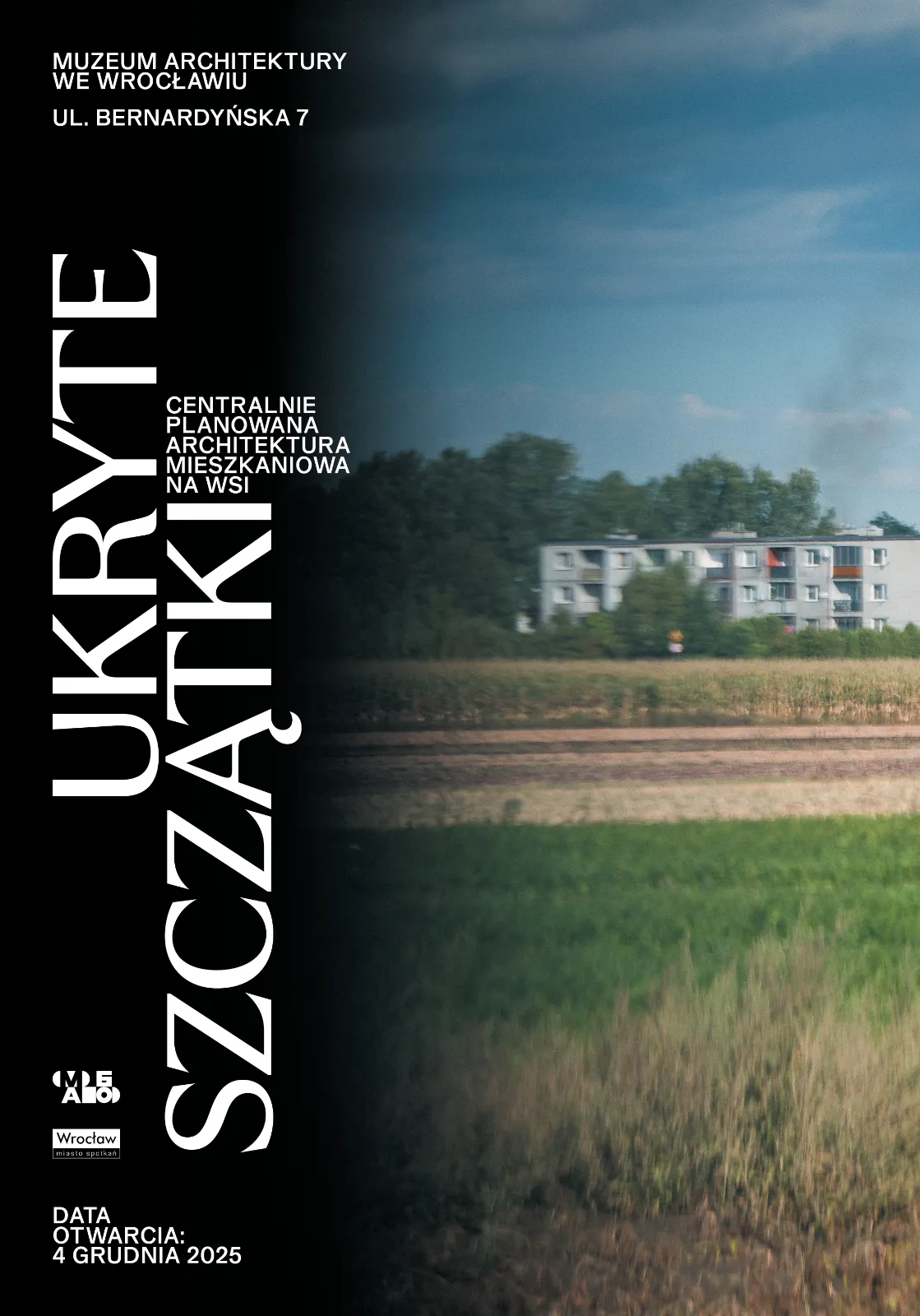 Plakat wystawy: tytuł po lewej stronie, fotografia przedstawiająca blok pośród pól po prawej.