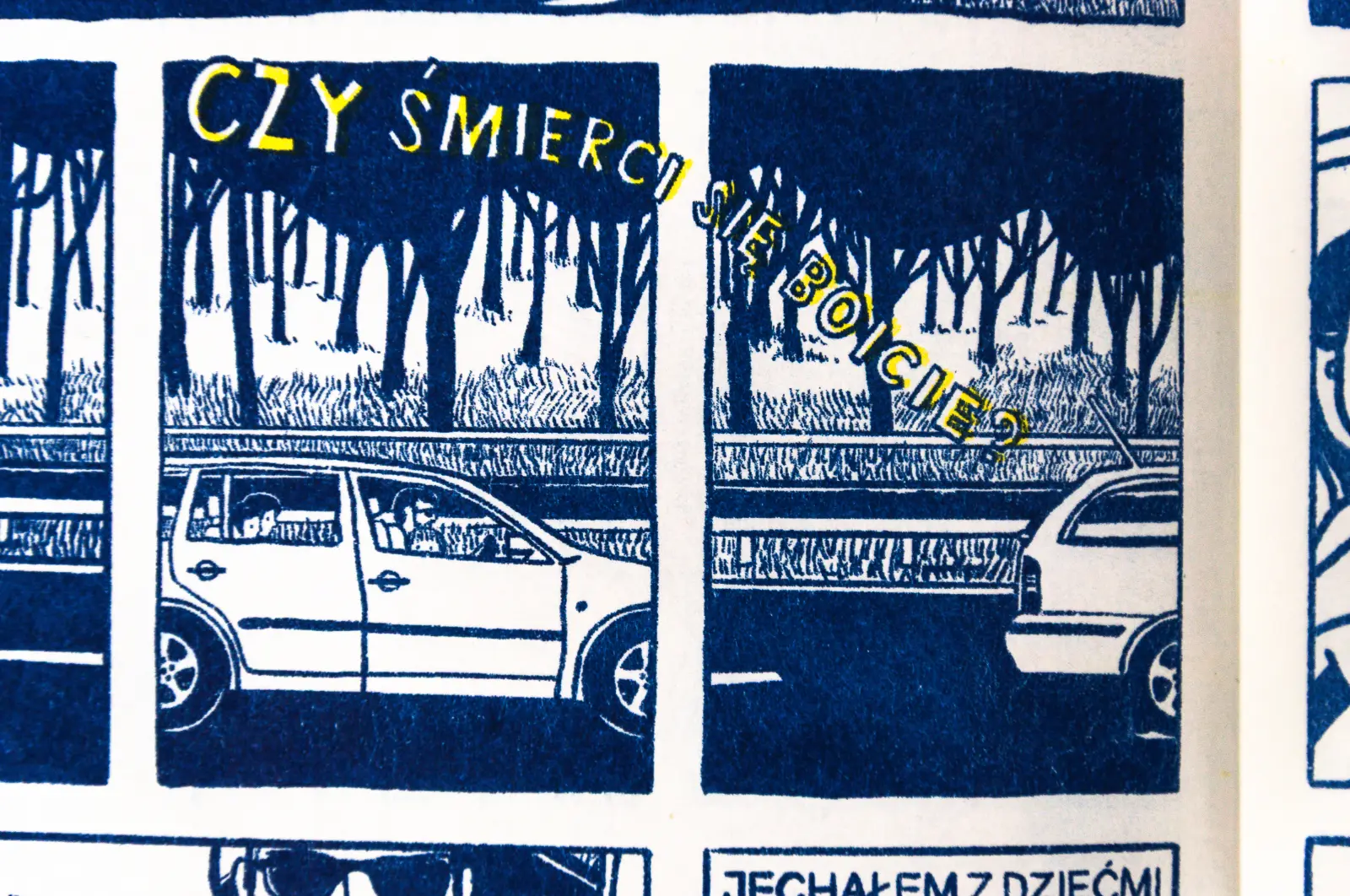 Granatowo-żółty rysunek komiksowy. Jadący samochód z mężczyną i trójką dzieci w środku. Napis – framgent piosenki dobiegającej z jego wnętrza „Czy śmierci się boicie?”