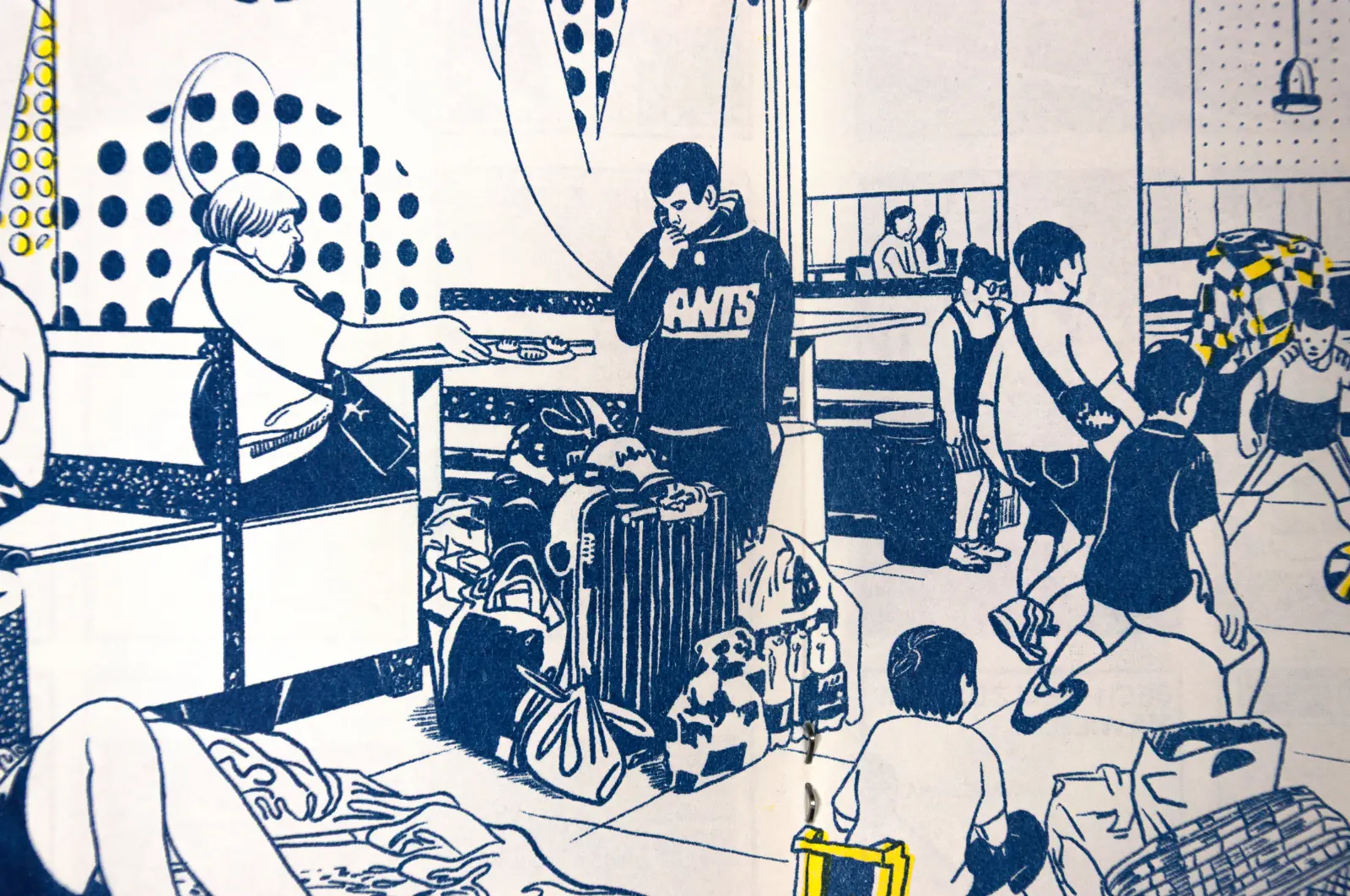 Granatowo-żółty rysunek komiksowy. Wnętrze restauracji McDonald’s wypełnione ludźmi w różnym wieku i ich wieloma bagażami.