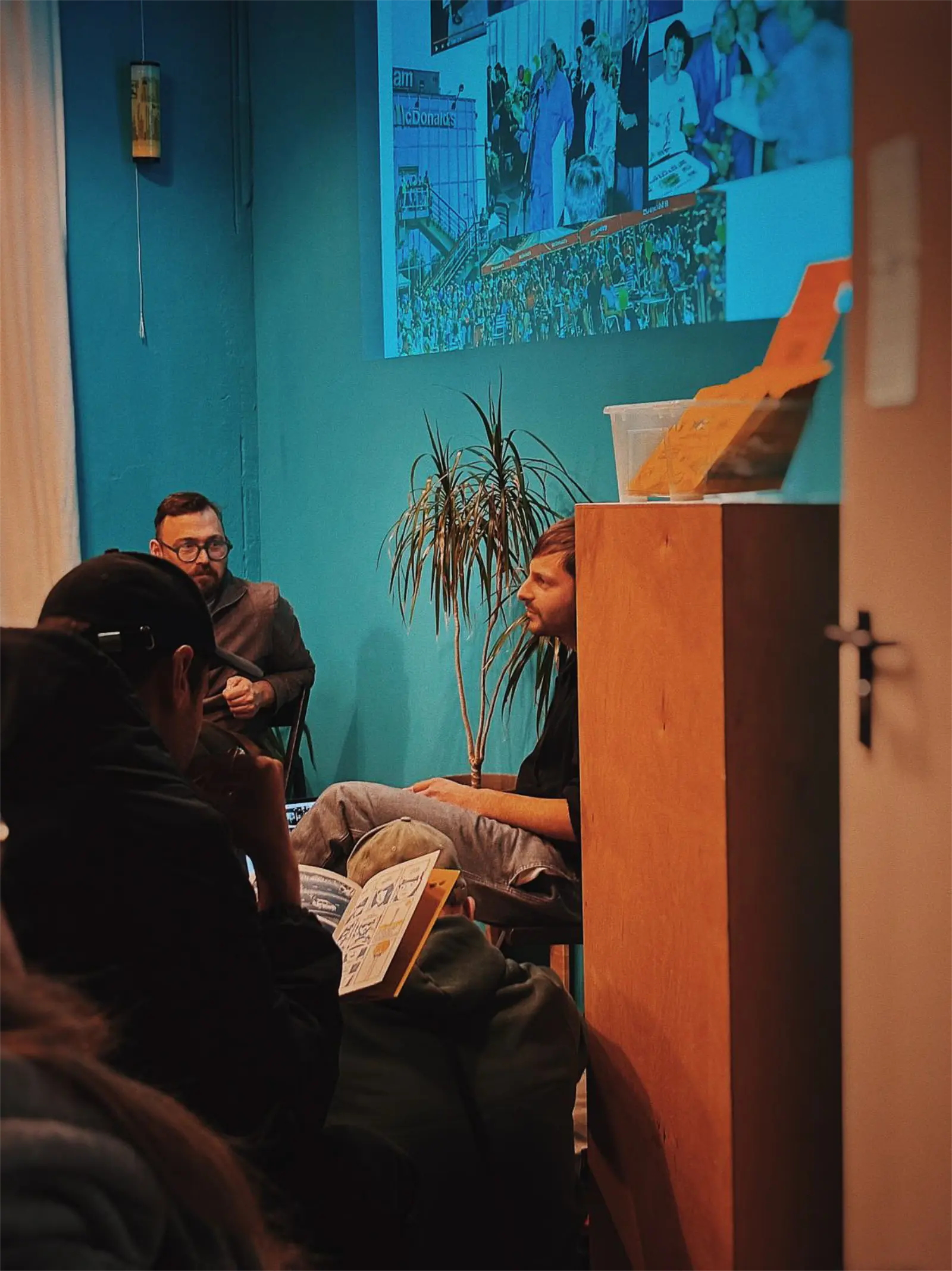 Premiera zina. Widownia, prowadzący spotkanie i autor komiksu.