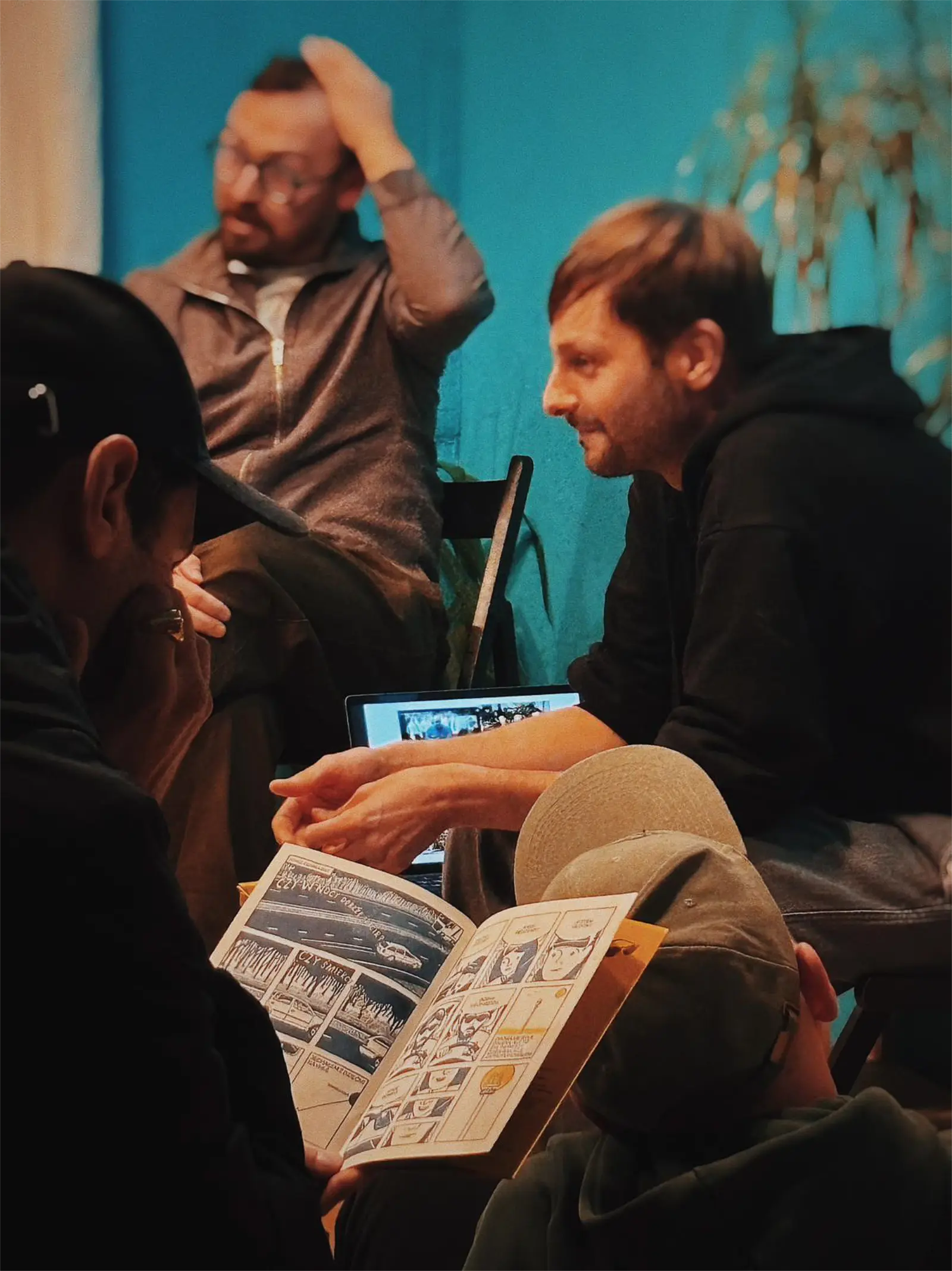 Premiera zina. Prowadzący spotkanie i autor komiksu.