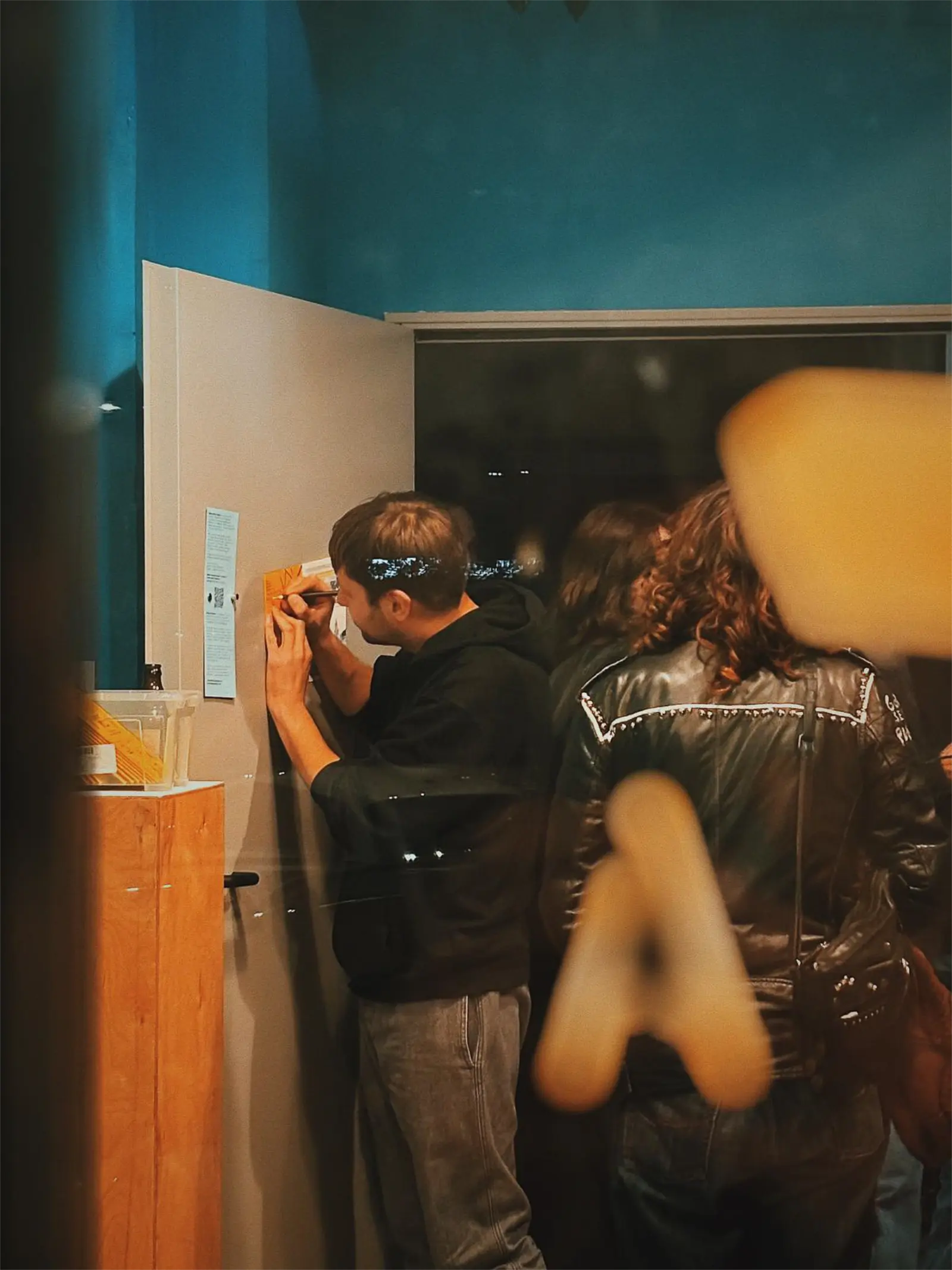 Premiera zina. Autor podpisuje komiks.