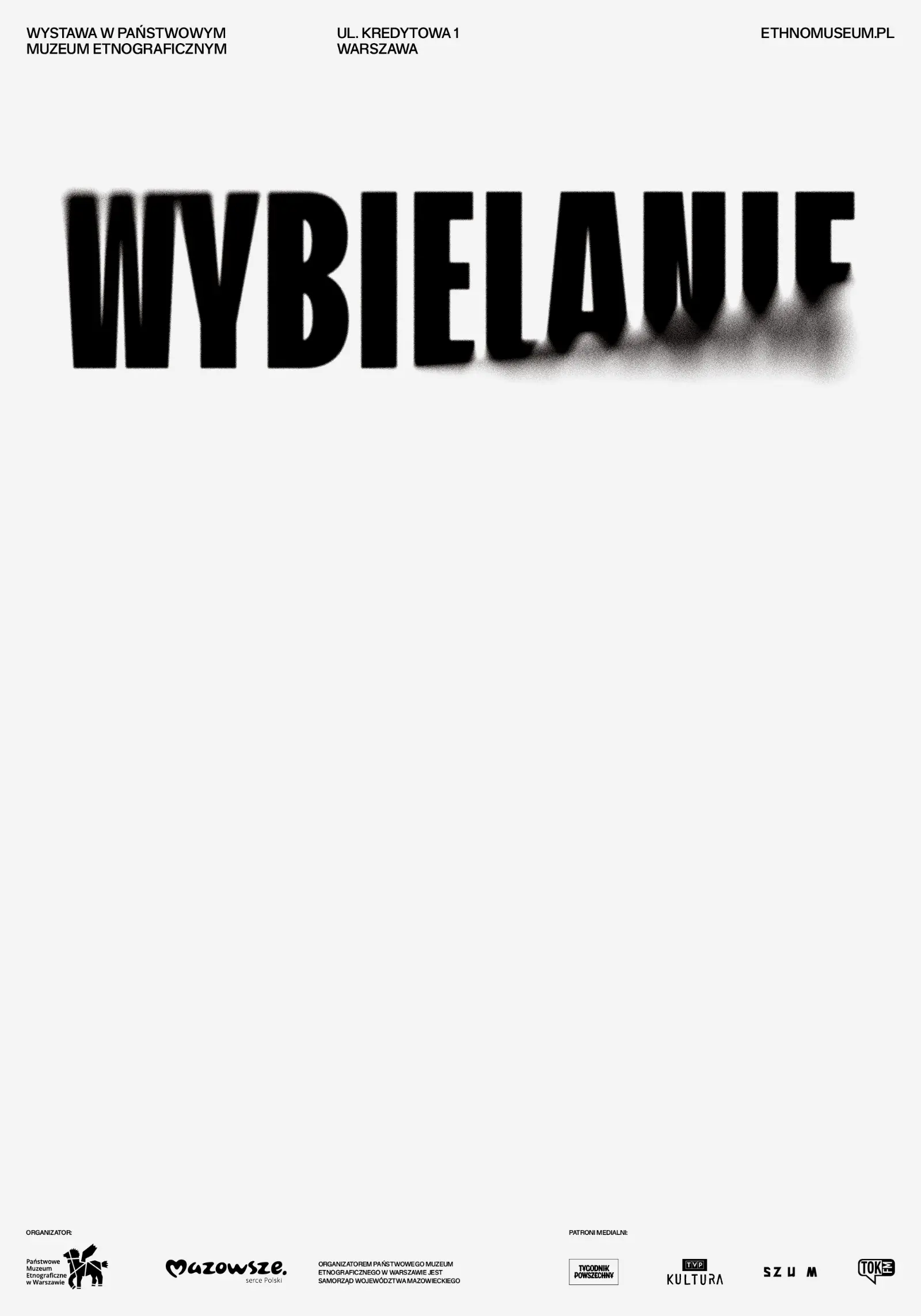 Plakat wystawy „Wybielanie”. Czarne litery na białym tle. Sylwetka tytułu jest rozmyta, częściowo wymazana.