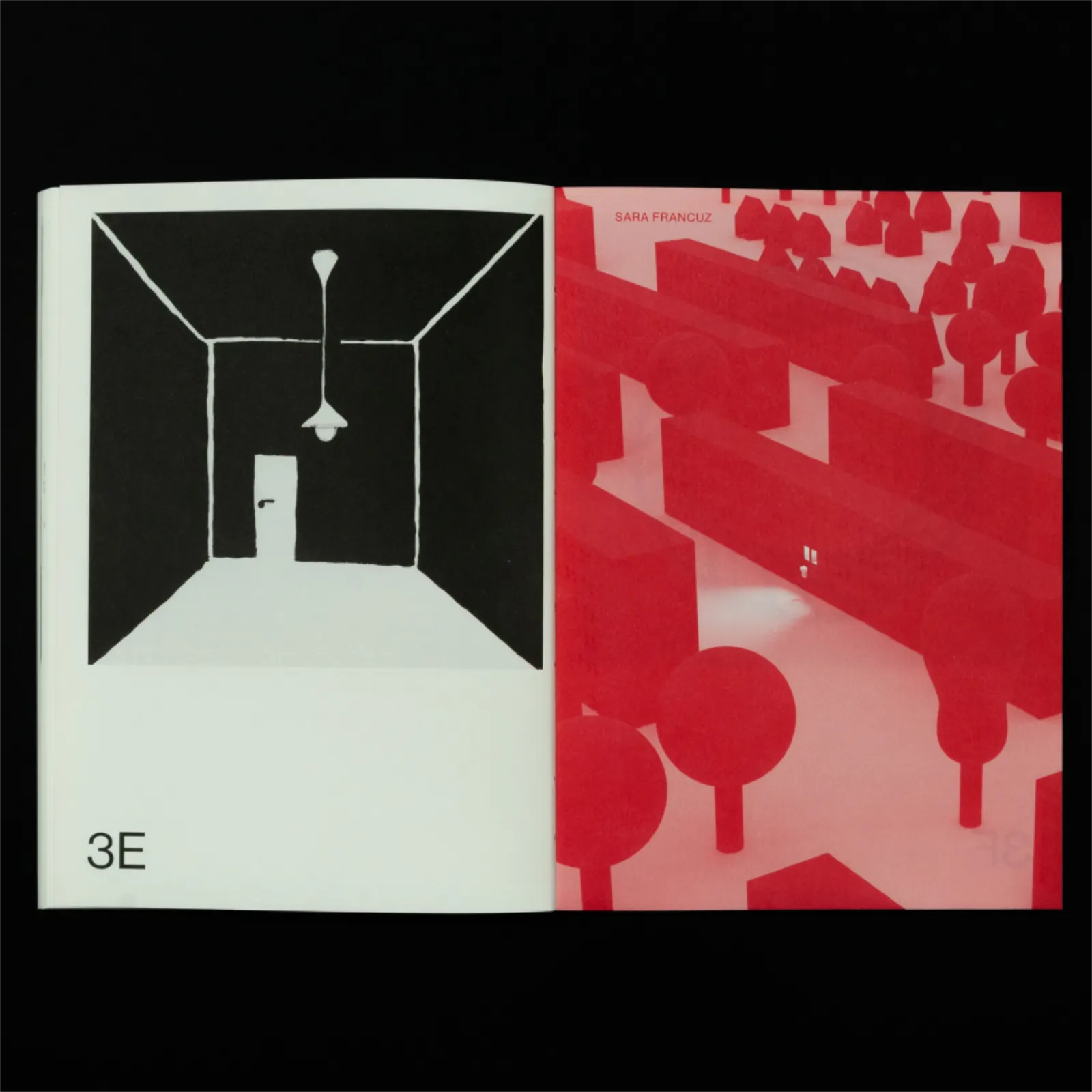 Rozkładówka z symbolem pustego pokoju na lewej stronie i czerwoną fotografią miasta i światłem z jednego mieszkania na prawej stronie