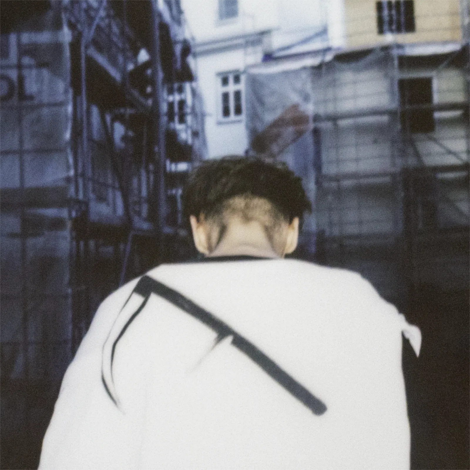 Mężczyzna ubrany w koszulkę z symbolem kosy