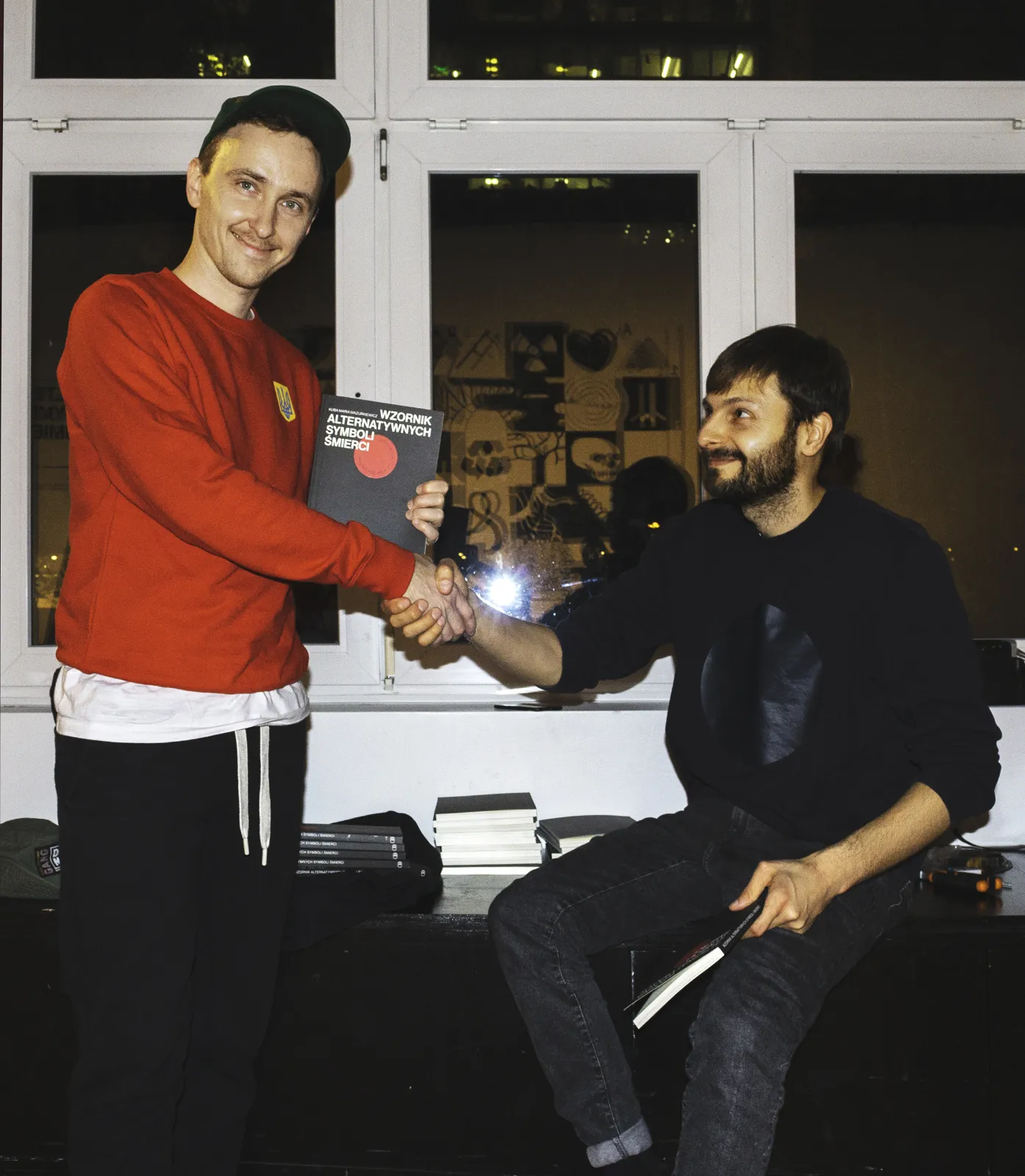 Wydawca i autor ściskają dłonie