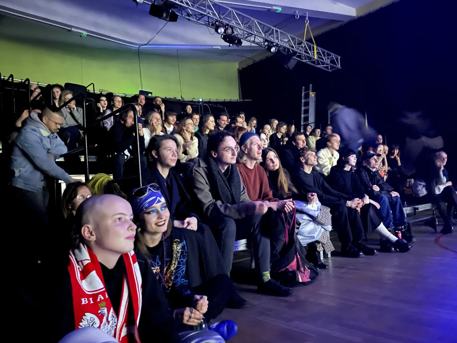 Widownia siedzi naprzeciwko sceny w trakcie wydarzenia